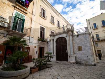 A questo periodo risale anche la costruzione di una sinagoga. Sorgeva alle spalle della Cattedrale, nell�area oggi occupata dal palazzo De Angelis Efrem...